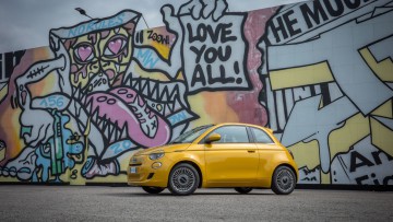 Fiat 500 Hybrid vor Graffitiwand