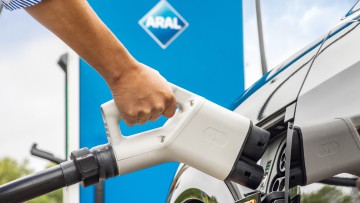 Ladeinfrastruktur: Aral eröffnet ultraschnelle E-Ladesäulen an Merklinger Tankstelle