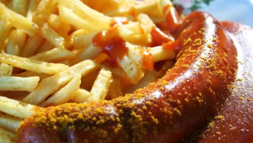 Currywurst und Pommes Frites