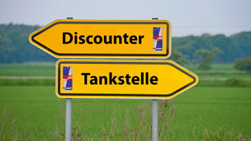 Red Bull: An der Tankstelle kaufen oder beim Discounter?