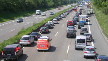 Straßenverkehrsrecht: Neue Regel zur Bildung der Rettungsgasse