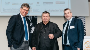 Uniti-Vorsitzender Udo Weber (l.), ­Uniti-Hauptgeschäftsführer Elmar Kühn (r.), Sportreporter Waldemar Hartmann (M.)
