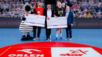 (v.l.n.r.): Scheckübergabe mit Maskottchen Hein Daddel, Andreas Wolff (THW Kiel), Dennis Kulbach (ORLEN Deutschland), Patrick Wiencek (THW Kiel) und Prof. Dr. Gunnar Cario (UKSH)