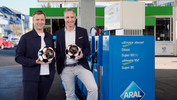 Holger Blask, Vorsitzender der Geschäftsführung der DFB, und Aral Vorstandsvorsitzender Achim Bothe stellten in Frankfurt am Main die Einzelheiten der Aktion vor.