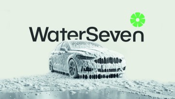 Ein eingeschäumtes Auto und darüber der Schriftzug "Waterseven"