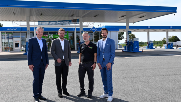 (v.l.n.r.) Aral Vorstandsvorsitzender Achim Bothe, Lekkerland CEO Hilmar Hübers, Tankstellenpartner Thomas Jordan und Oliver Munnes (Head of Aral Fuel Sales) stellten den Aral Autohof Pilotstandort in Northeim vor. 