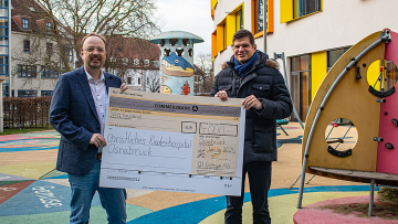 CKO Geschäftsführer Michael Richter (l.) freute sich über den symbolischen Spendenscheck, den Frederick Beckmann (CEO bei Q1) überreichte.