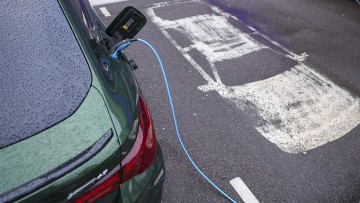 Ein Elektrofahrzeug von BMW lädt an einer Ladesäule. 
