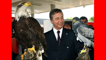 Bei der offiziellen Eröffnung der 1. Orlen Tankstelle Deutschlands am 6. Juni 2003 in Berlin hatte der Bundesminister für Wirtschaft und Arbeit Wolfgang Clement und einen echten Adler auf dem Arm.