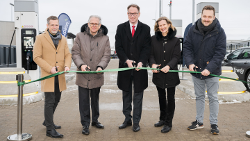 (v.l.n.r.) Stefan Rehm (Geschäftsführer Hypion), Philipp Kroepels (Director New Energy MB Energy), Jan Lindenau (Bürgermeister Lübeck), Annet van der Laan (CFO MB Energy), Till Homrighausen (Hylane)
