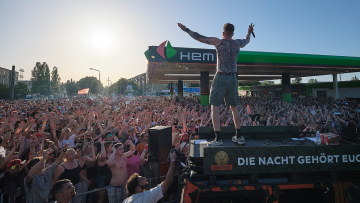 Finch performt vor der begeisterten Menge auf dem Bühnenfahrzeug an der HEM-Tankstelle Berlin-Hellersdorf.