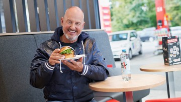 Frank Rosin in einer Orlen oder star Tankstelle