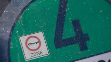 Eine Euro 4 Plakette ist auf der Windschutzscheibe eines Autos zu sehen.