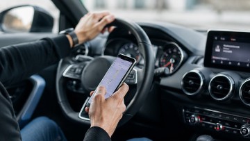 Handy am Steuer im Auto