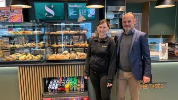 Tankstellenpächterin Jacqueline Bachleitner und Markus Siegmund, Bezirksleiter bei HEM