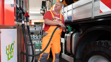 HVO100 wird in einen Unimog getankt