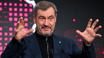 Markus Söder (CSU), Ministerpräsident von Bayern, nimmt während der Eröffnung der KI-Fabrik «Industrial AI Cloud» der Telekom und NVIDIA an einer Pressekonferenz teil. Das Rechenzentrum ist nach Angaben der Unternehmen eine der größten KI-Fabriken in Euro