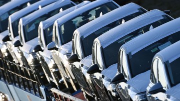 Neuwagen der Marke Audi werden auf Güterwaggons transportiert


