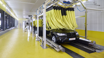 Nach 50 Metern Reinigung und Pflege verlässt das glänzende Fahrzeug die Waschstraße.