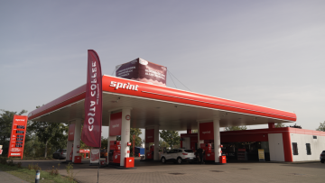 Eine Sprint Tankstelle mit Werbung für Costa
