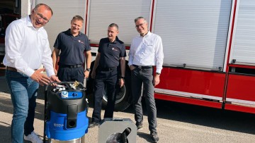 Spendenübergabe Illertissen (v.l.n.r.): Wulf Bunzel (Geschäftsführung Nilfisk Deutschland), Jörg Wolf (Globaler Produktmanager Nilfisk), Tobias Staiger (2. Stv. Kommandant, Feuerwehr Illertissen).