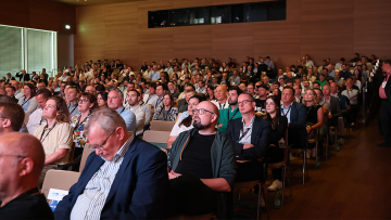 Längst kein Nischenprodukt mehr: Die Veranstaltung war in der Aula des Bildungscampus bis auf den letzten Platz ausverkauft. Im Publikum des Branchentreffs: Smart-Store-Betreiber, Tech Provider, Studenten, Marktforscher, Verbände und Händler.