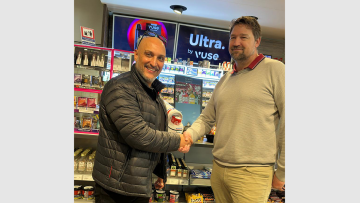 Seyed Ali Moshref (l.), Geschäftsführer von SAM Solutions) und Christian Karls (Bereichsleiter Shop/Convenience bei Kuttenkeuler)