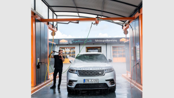 Über insgesamt sechs SB-Waschplätze verfügt Auto Primus in Darmstadt. Dabei ist ein Platz speziell für Besitzer von Bonuskarten reserviert.