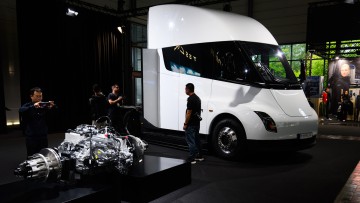 Ein Elektro-LKW Tesla Semi steht am Stand von Tesla bei der IAA Transportation in der Messe Hannover.