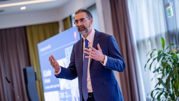 In seinem Vortrag ging Perkmann auf Herausforderungen bei der Erreichung der Klimaziele ein und nahm dabei vor allem die Politik in die Pflicht, aktuelle Rahmenbedingungen zu überdenken