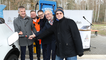 V.l.n.r.: Thomas Pfeifer (Direktor der Niederlassung Nordbayern, Autobahn GmbH), Michael Schmelz (Leiter der Abteilung Ladeinfrastruktur, Autobahn GmbH), Jan Petersen (Geschäftsführer Total Energies Charging Solutions Deutschland GmbH), Pierre-Alexandre V