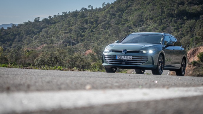 Grüner VW Passat 2.0 TDI von vorn am Berg fotografiert