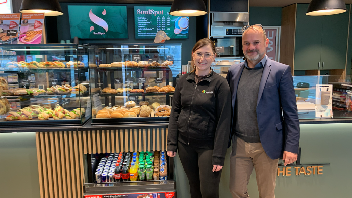 Tankstellenpächterin Jacqueline Bachleitner und Markus Siegmund, Bezirksleiter bei HEM.