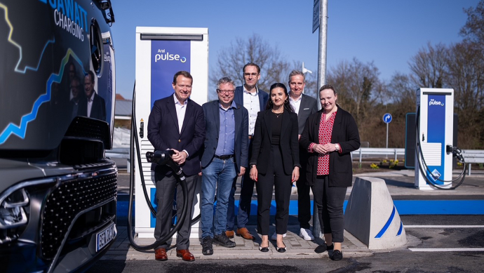 (v.l.) Aral-Vorstand Alexander Junge, Björn Gehrs (Bürgermeister der Samtgemeinde Schwarmstedt), Hartmut Prüß (Niedersächsisches Ministerium für Wirtschaft, Verkehr und Bauen), Aynur Colpan (Bürgermeisterin von Buchholz/Aller), Aral-Vorstandsvorsitzender 