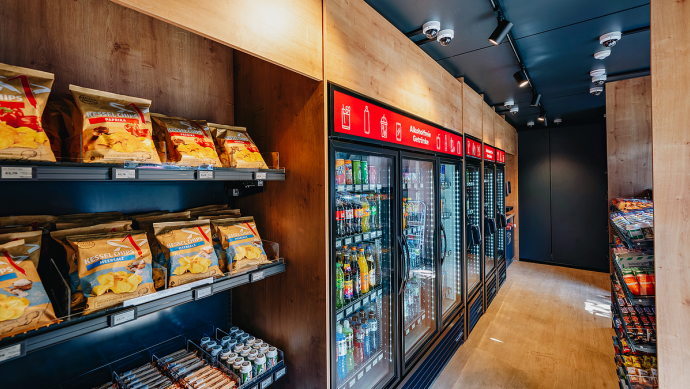 Das Sortiment umfasst Tabakwaren, alkoholfreie und alkoholische Getränke, Snacks und Süßwaren, Autozubehör sowie Heißgetränke.