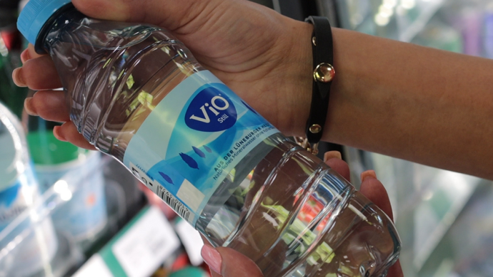 Das stille Wasser kostete beispielsweise im günstigsten Fall 1,00 € an einem Autohof und im teuersten Fall 3,99 € an einer Tank- und Rastanlage.