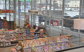 Umfrageergebnis: Vor allem junge Autofahrer schätzen es, wenn Tankstellen ein Angebot wie im Supermarkt bieten.