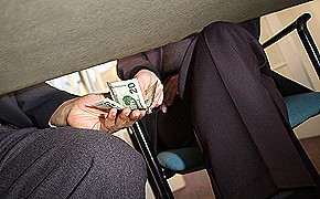 Bestechung ist laut Studie eine "gängige" Methode" für die "Akzeptanz von überhöhten Projektkosten".