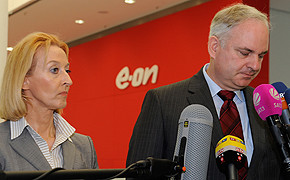 Massiver Stellenabbau geplant: Ton zwischen Eon und Verdi wird schärfer Angespannt: Regina Stachelhaus und Johannes Teyssen informieren über den Stellenabbau.