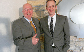 Nach dem Vater nun der Sohn: Dr. Oskar K. Wack (l.) hat den Chefposten seiner Firma an Harald Wack übergeben.   