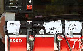"Spiegel"-Bericht: Mineralölkonzerne verdienen an Chaos um E10 An Ostern 2011 ging an vielen Tankstellen das Benzin aus.