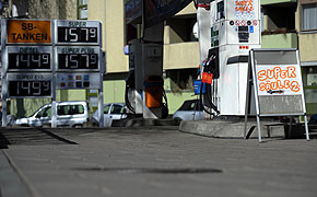 Streitthema E10: Esso macht Biosprit billiger Das sieht der ADAC gern: Eine Tankstelle bietet sowohl den Agrosprit E10 als auch normales Super an.