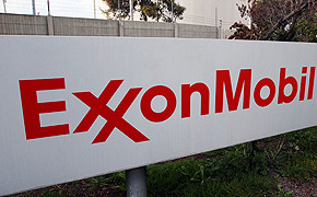 Hinweisschild ExxonMobil Torrance Refinery in Torrance, USA. Trotz Krise sind die grössten Unternehmen der Welt weiter auf dem Vormarsch. Sie machten laut einer am Mittwoch (18.04.12) veröffentlichten Rangliste des Wirtschaftsmagazins "Forbes" 2011 insges