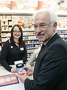 "Piep" machte es und Dr. Gernot Kalkoffen hatte den ersten kontaktlosen Bezahlvorgang betätigt.