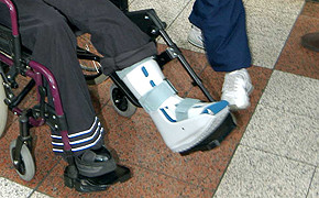 Die Angestellte stolperte und brach sich ein Bein.