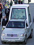 Mercedes baut seit 80 Jahren Papamobile.