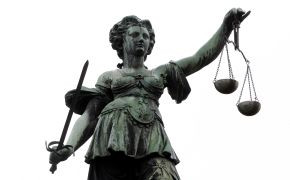 Prozess um Alkoholverkaufsverbot in Frankenthal: Was ist Reisebedarf? Justitia