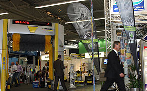 Sauber auf Stand: Bei Kärcher glaubt man nicht an Wunderwasser, sondern setzt auf solide Reinigungstechnik.