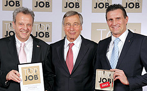 Top Job 2012: Wolfgang Clement zeichnet Kaffee Partner aus Andreas Ost, Wolfgang Clement und
Carsten Reinke (v.l.) bei der Verleihung des Top Job 2012.