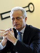 Nicht nur Aral muss sich warm anziehen: Ramsauer attackiert Mineralölkonzerne Peter Ramsauer ist seit 28. Oktober 2009 deutscher Verkehrsminister.
